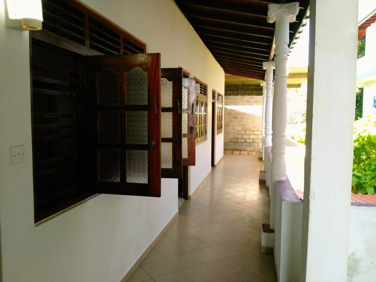 Sunnys Beach Guest House Хиккадува Экстерьер фото