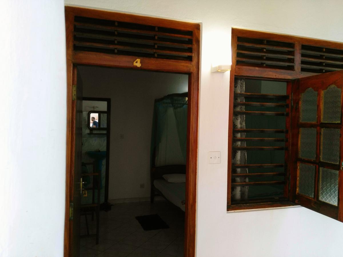 Sunnys Beach Guest House Хиккадува Экстерьер фото